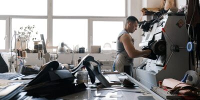 Štavljenje i dorada kože; proizvodnja putničkih i ručnih torbi i kaiševa; dorada i bojenje krzna